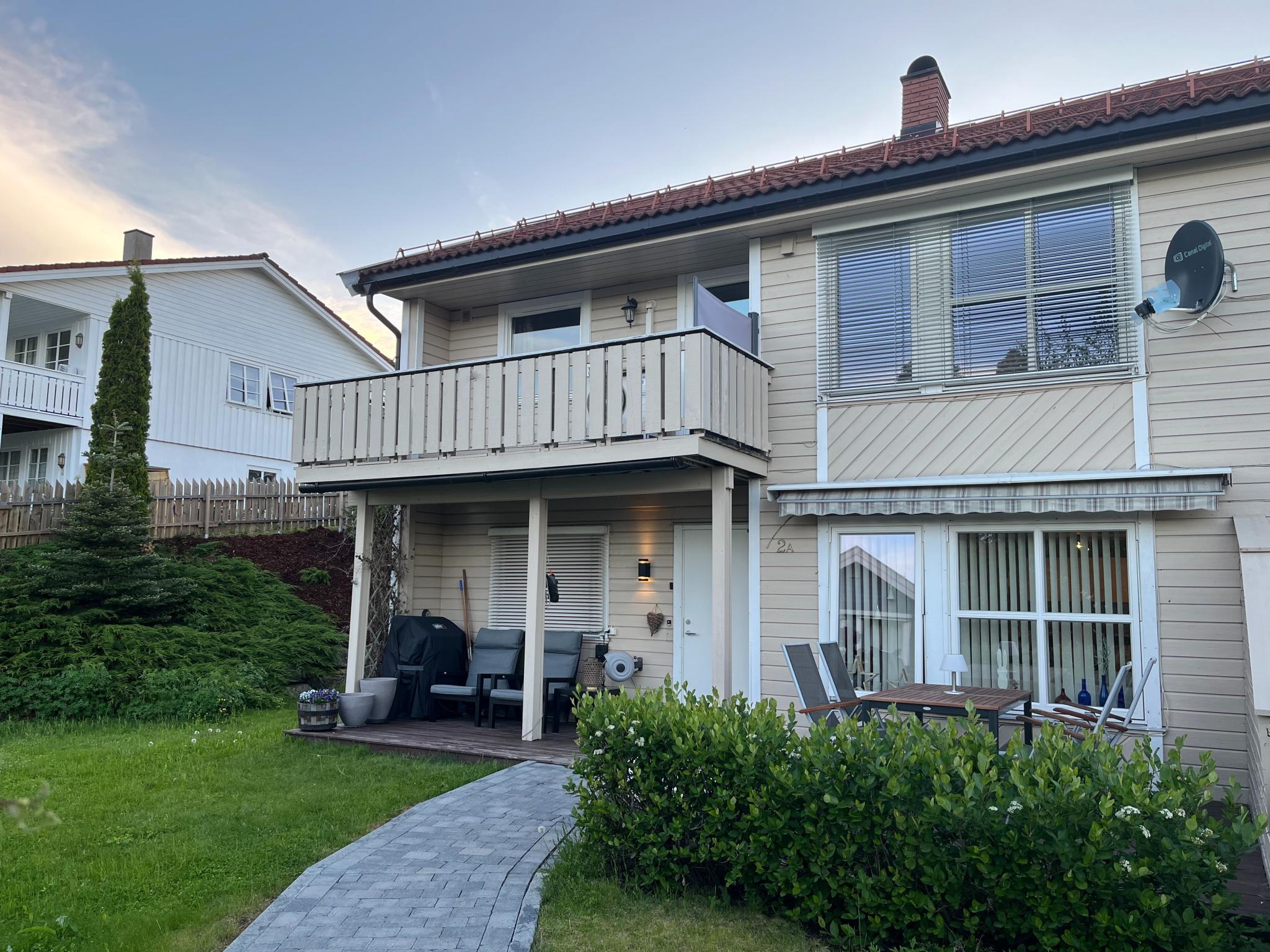 Hage og inngangsparti